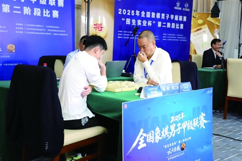 参赛者们以棋会友,在激烈的角逐中不断突破自我,尽显大将风范